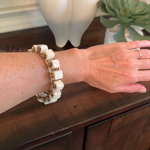 Cream lava rock bracelet - Picture 4 of 4